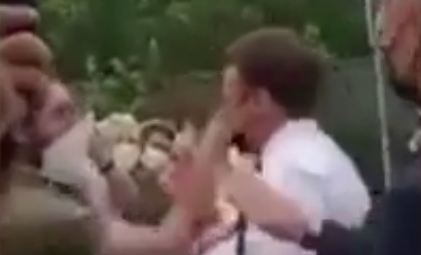 法國總統(tǒng)馬克龍?jiān)L問行程中突遭掌摑