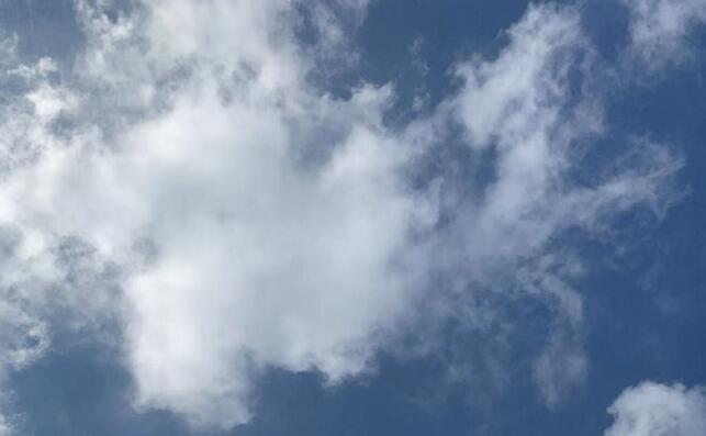 沈陽天空出現巨型光柱