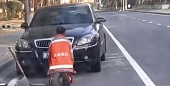 街道辦回應環衛大爺在小車前下跪