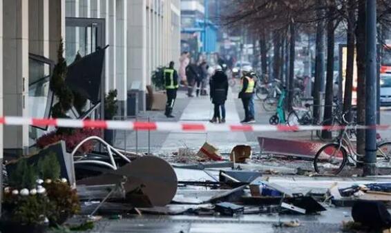 世界最大獨立圓柱體水族館爆裂