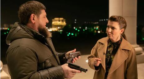 卡德羅夫展示為澤連斯基準(zhǔn)備的手槍