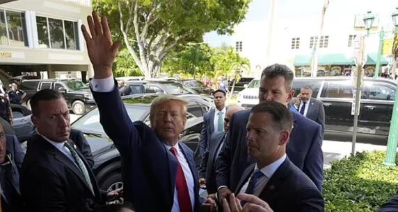 特朗普說請(qǐng)支持者吃飯卻沒買單