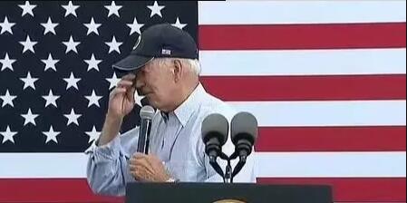 拜登被曝當眾拉褲子