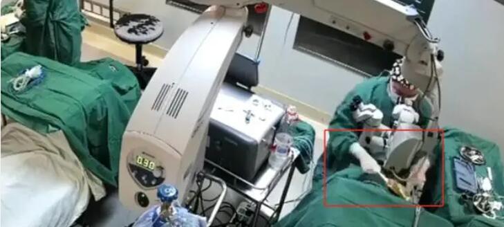 醫(yī)生手術(shù)中拳擊患者?