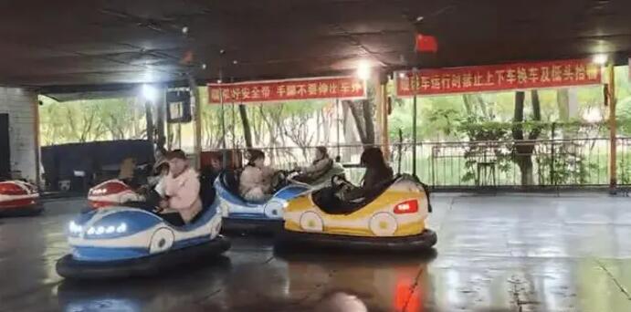 李子柒與王冰冰一起玩碰碰車