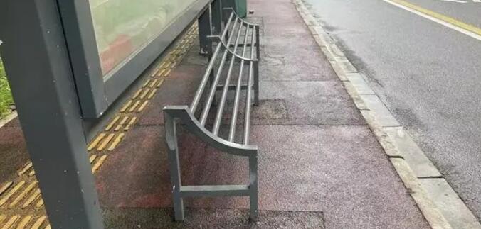 長沙公交站臺奇怪座椅引吐槽