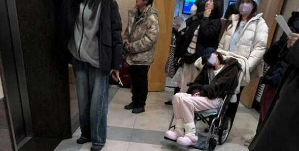趙露思現身急診坐輪椅