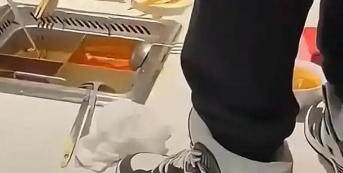 海底撈火鍋店小便事件