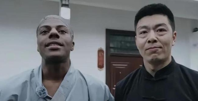 甲亢哥與師父告別時(shí)拿錢感謝