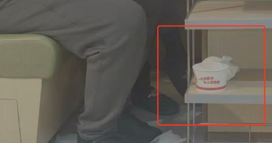 有家長拿碗給孩子接小便